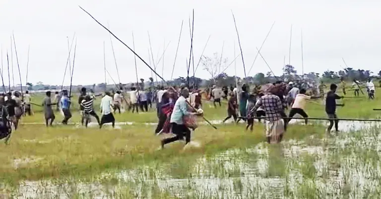 দু’পক্ষের সংঘর্ষ